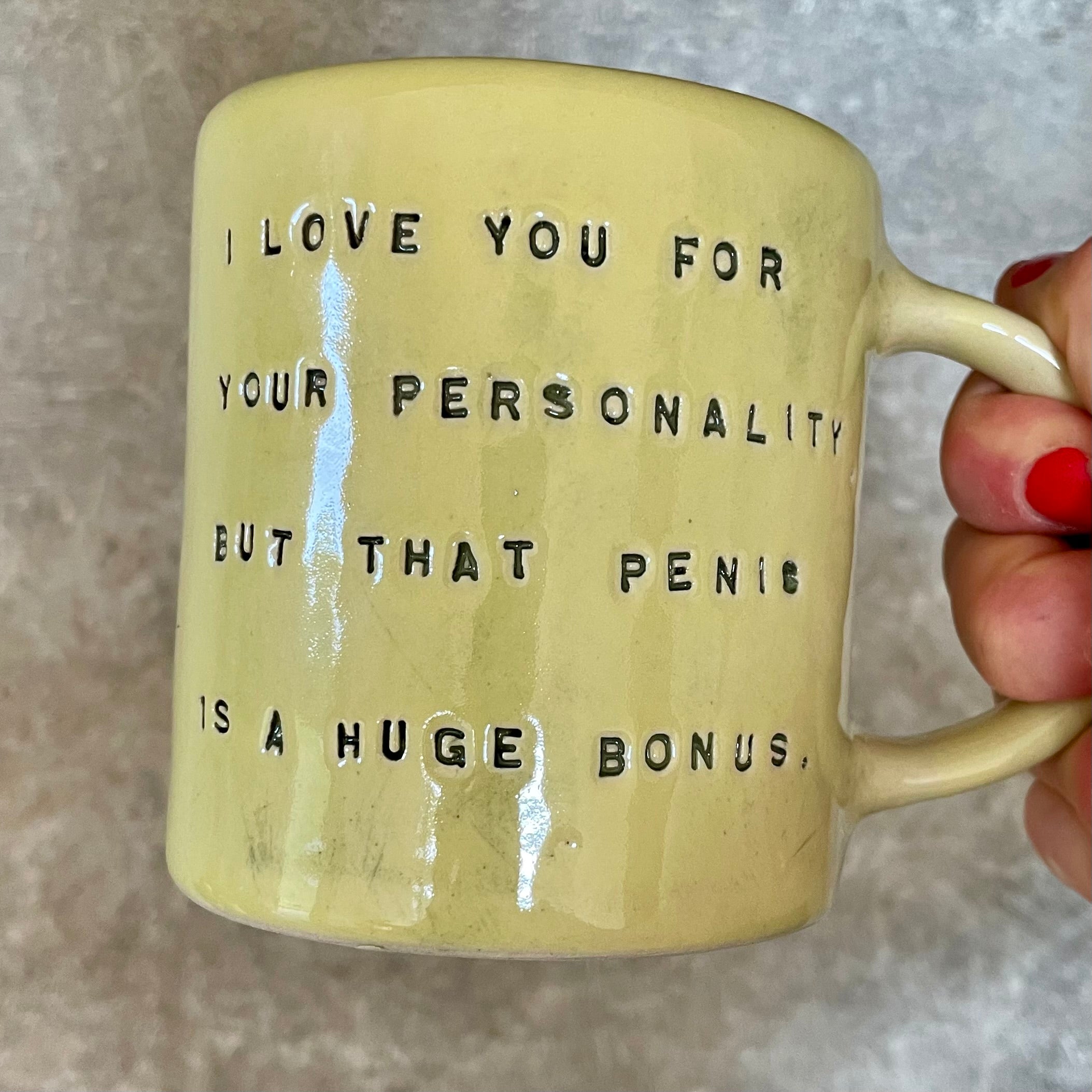 Gelsvas linksmas puodelis