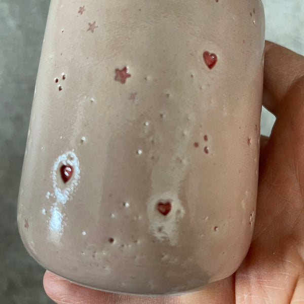 Du maži rožiniai puodeliai su širdelėmis