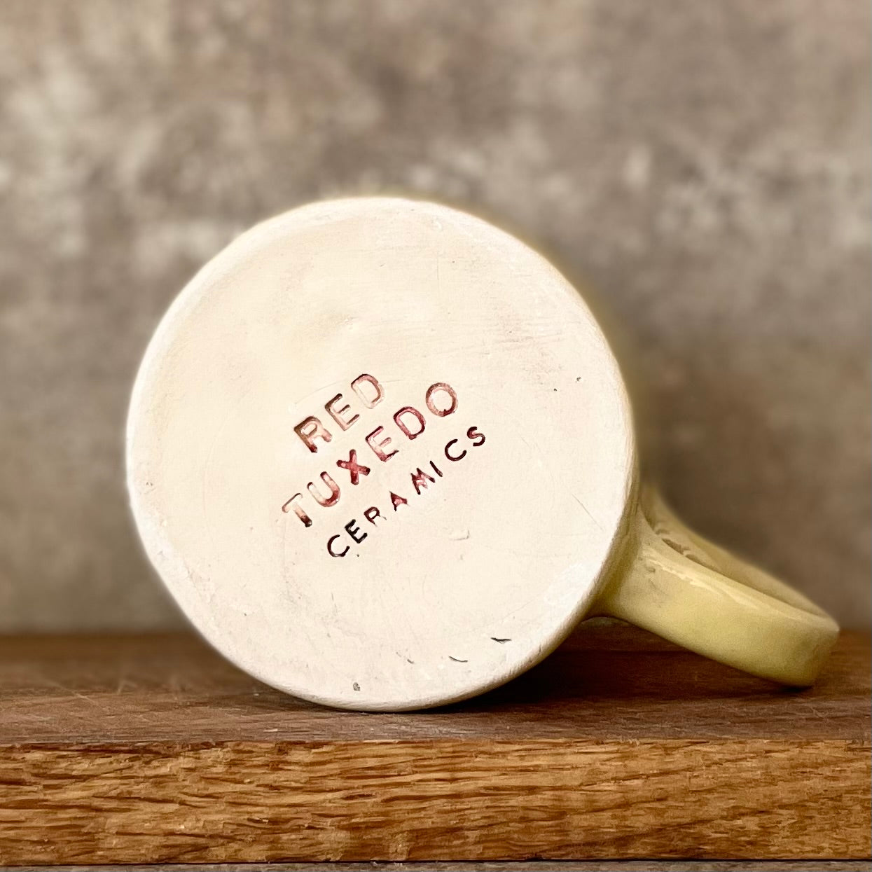 Gelsvas linksmas puodelis