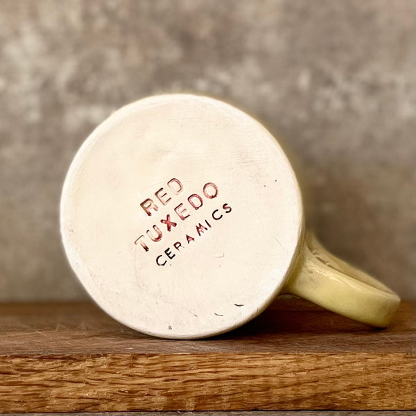 Gelsvas linksmas puodelis