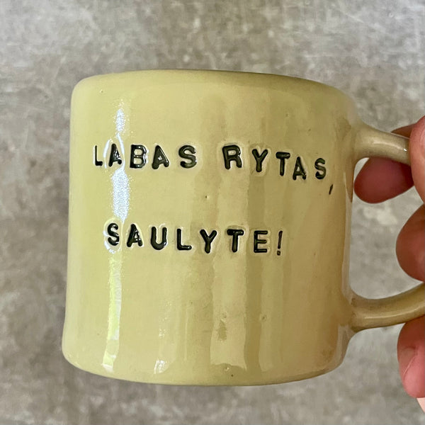 Ceramic mug with words in Lithuanian LABAS RYTAS, SAULYTE