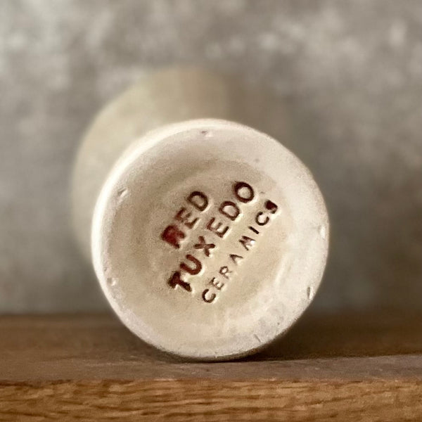 Puodelis su smagiu užrašu apie kavą ir kioskelį