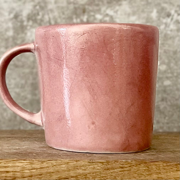 Puodelis su linksmu užrašu apie kavą