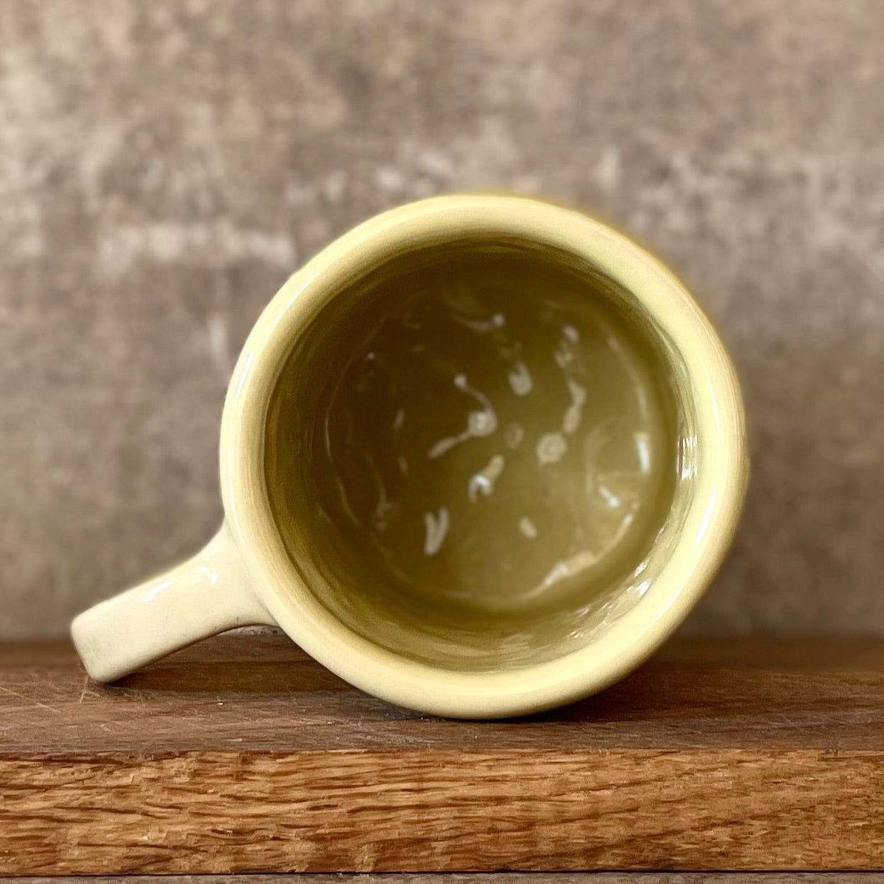 Gelsvas linksmas puodelis