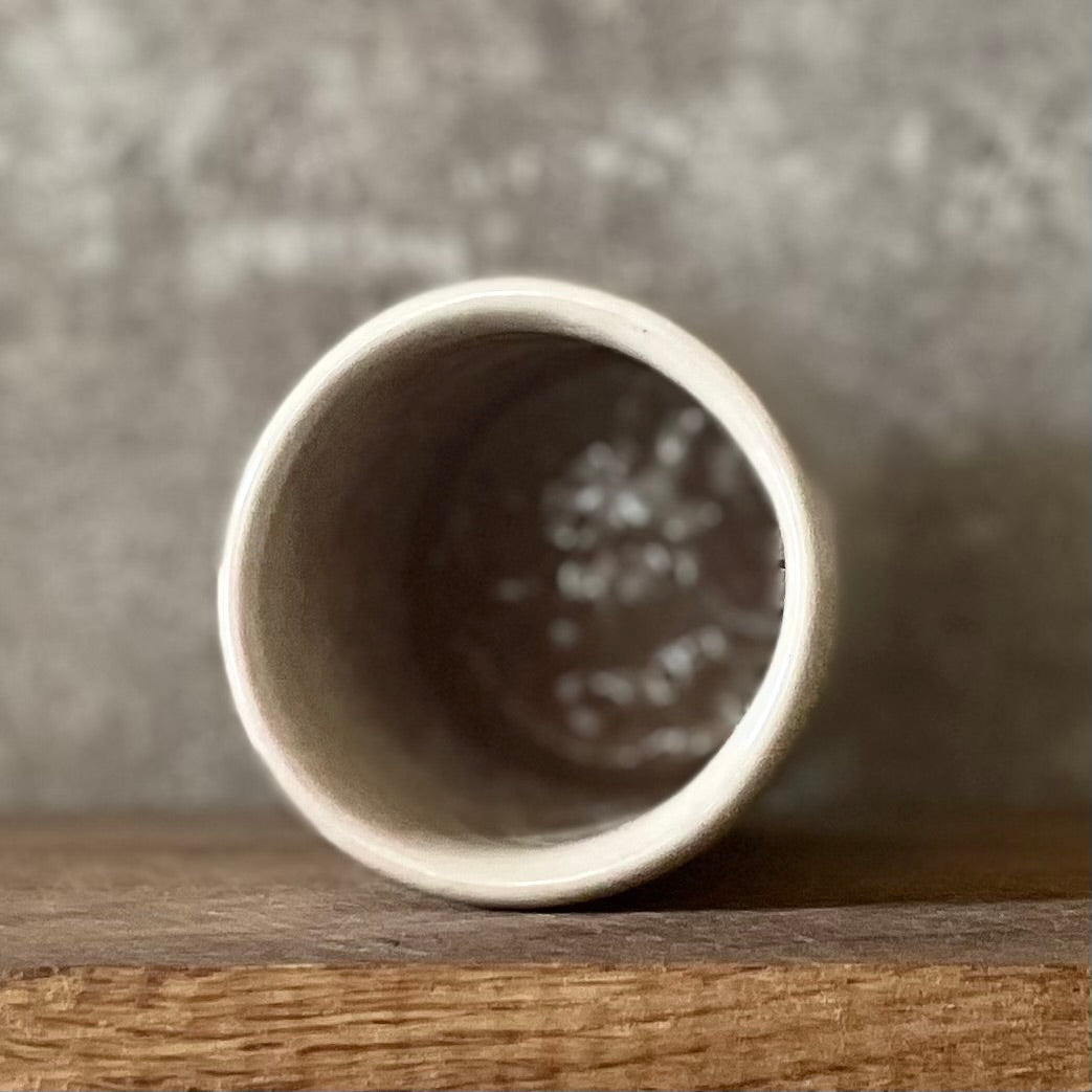 Rožinis puodelis apie jūrą ir šampaną