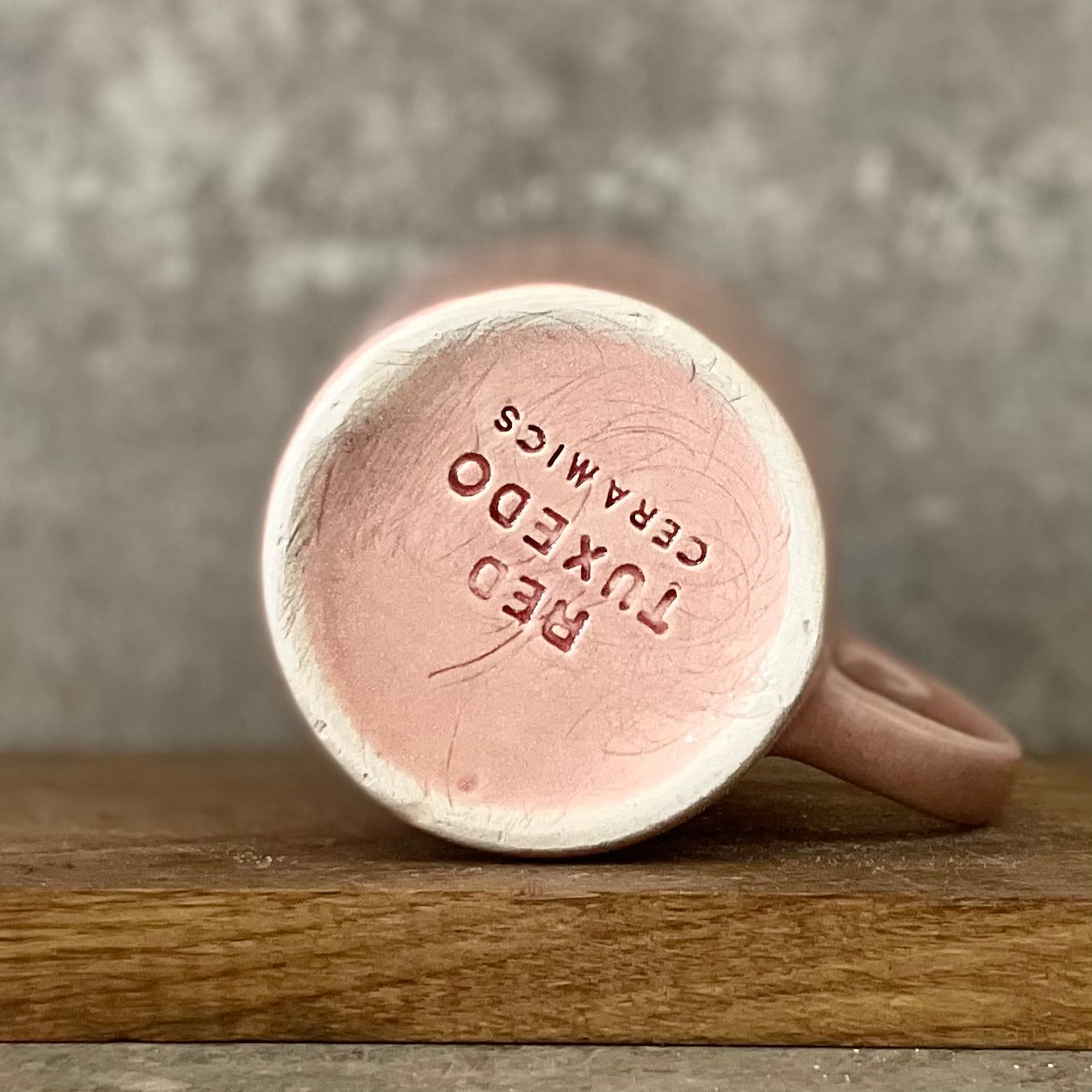 Puodelis su mielu užrašu