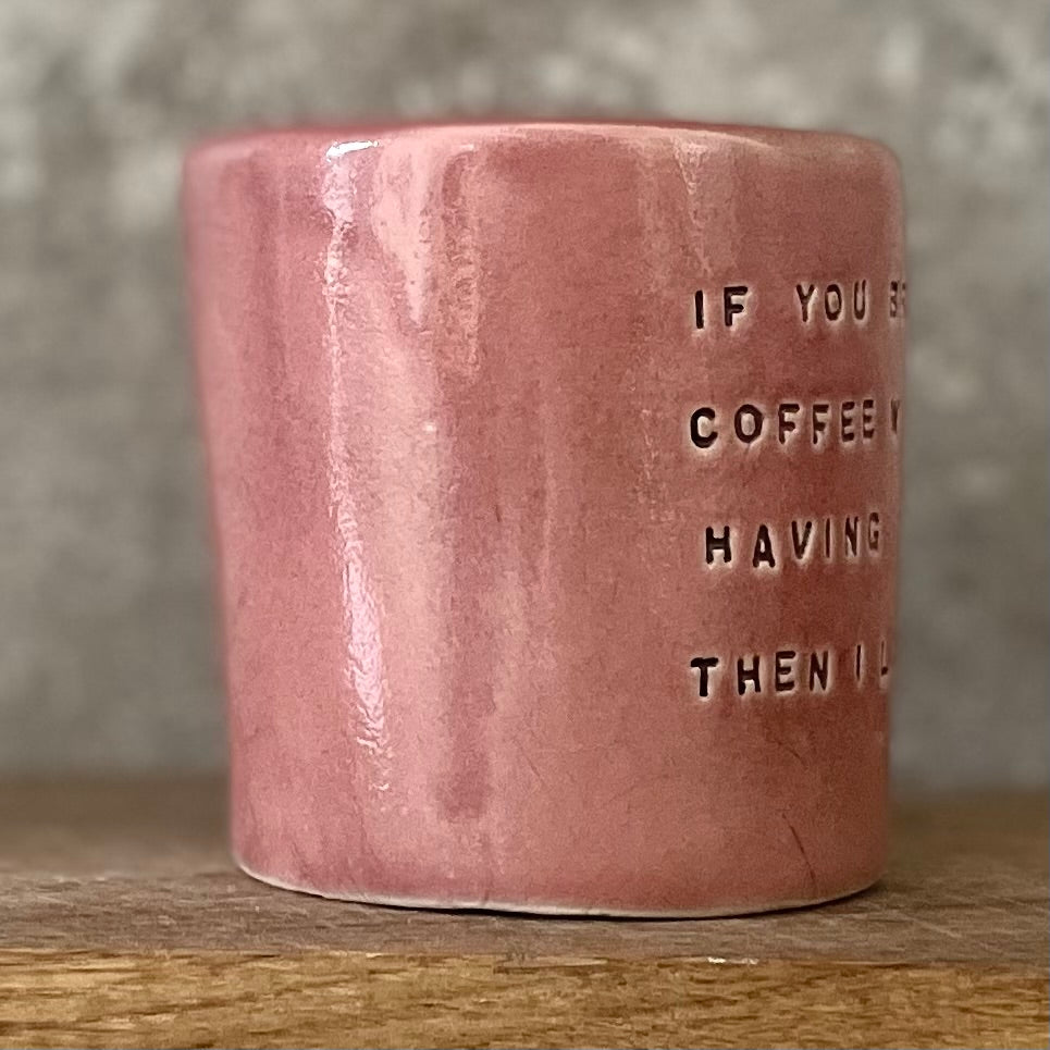 Puodelis su linksmu užrašu apie kavą