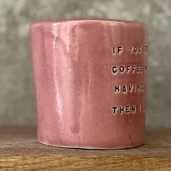 Puodelis su linksmu užrašu apie kavą