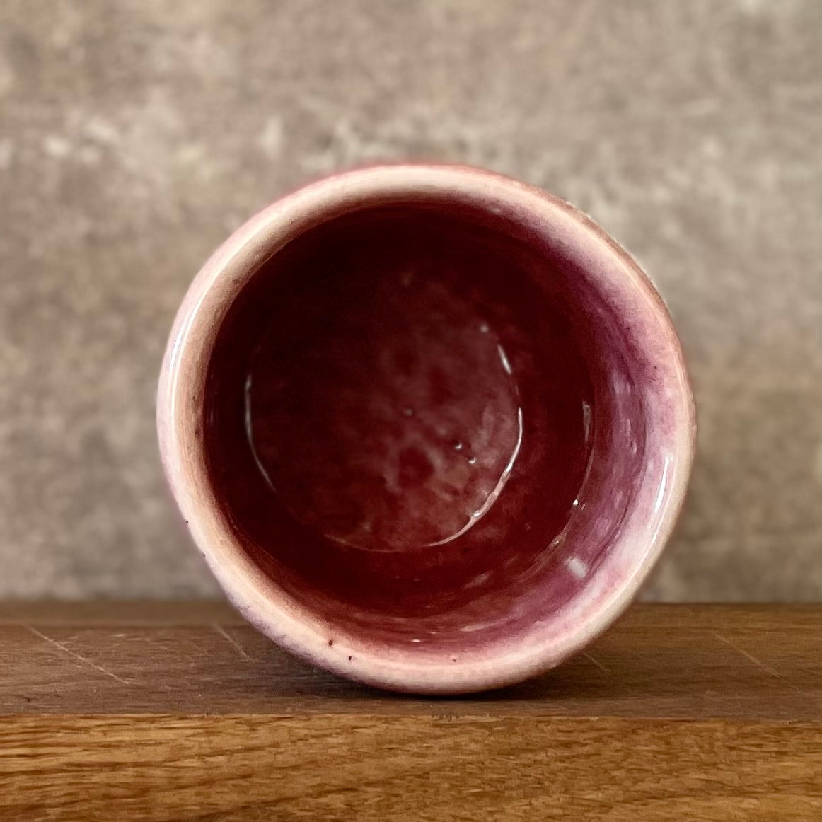 Pink tumbler mug with funny phrase in Lithuanian