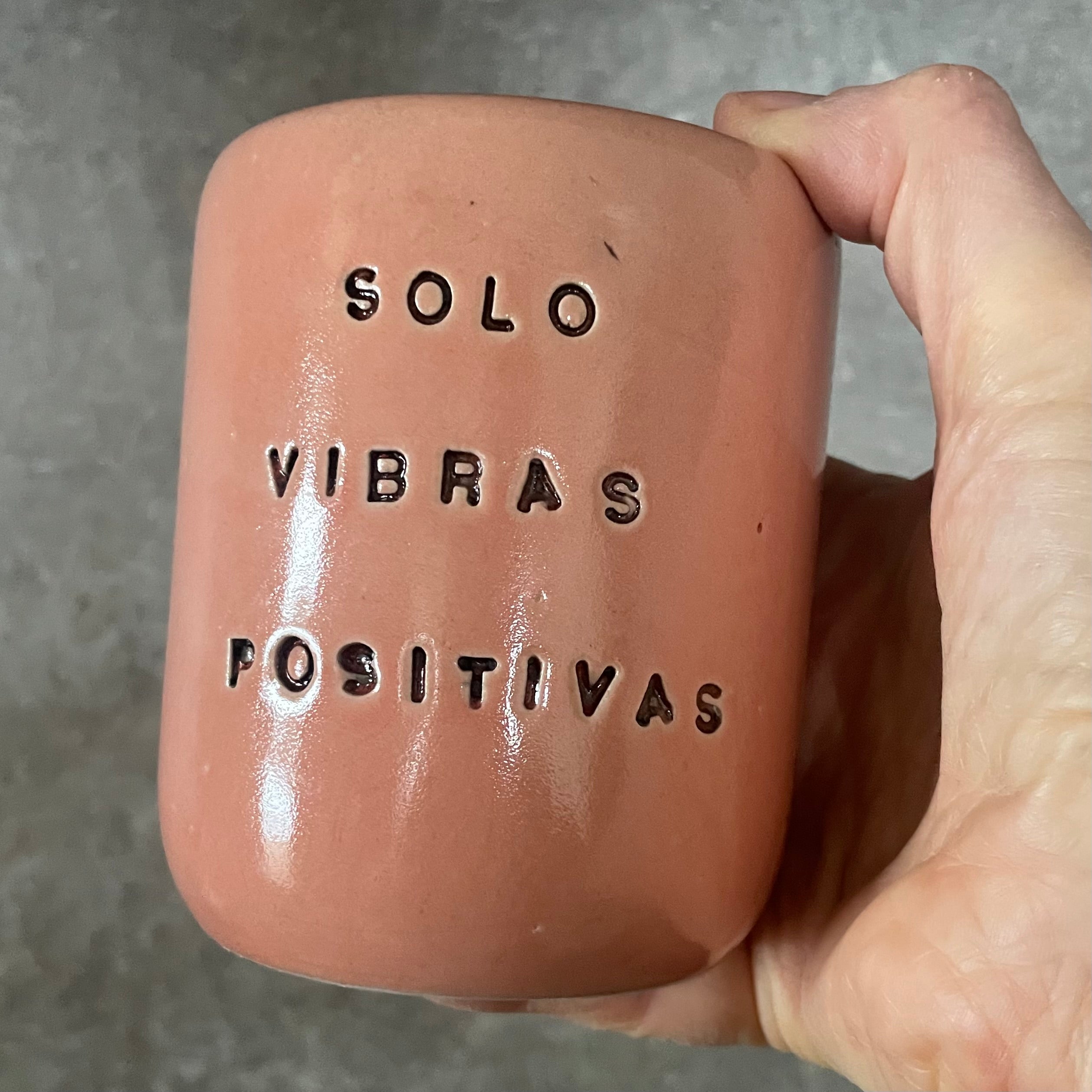 Rožinis puodelis SOLO VIBRAS POSITIVAS