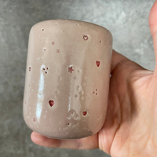 Du maži rožiniai puodeliai su širdelėmis