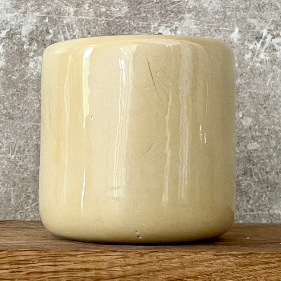 Gelsvas puodelis be rankenos DAR PAGULĖKIM