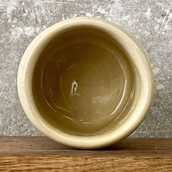 Gelsvas puodelis be rankenos DAR PAGULĖKIM