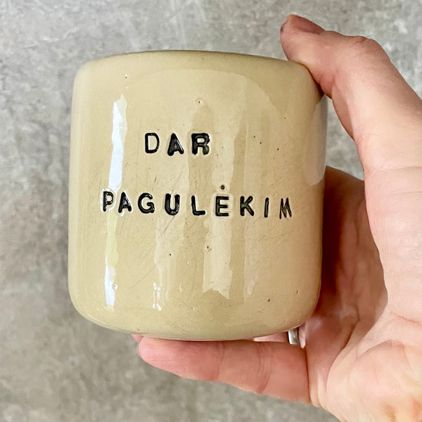 Gelsvas puodelis be rankenos DAR PAGULĖKIM