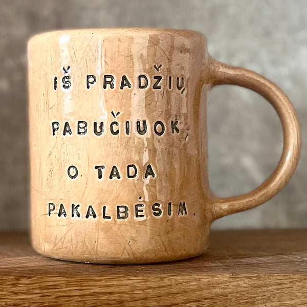 Ranku darbo puodelis su uzrasu