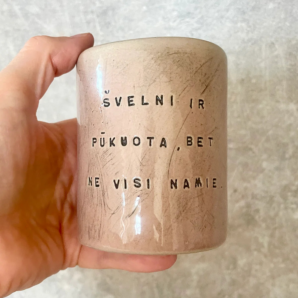 Ranku darbo puodelis su uzrasu