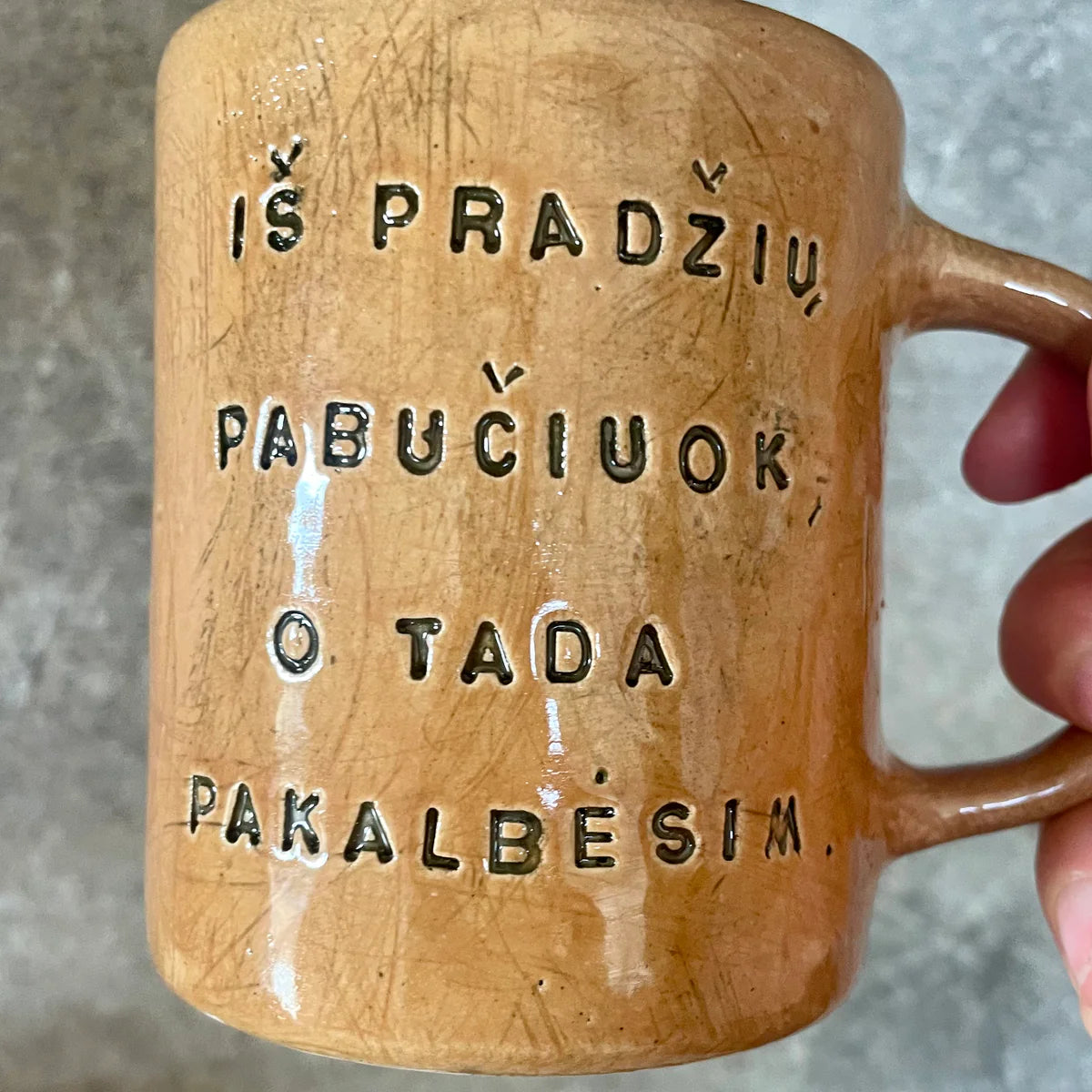 Ranku darbo puodelis su uzrasu