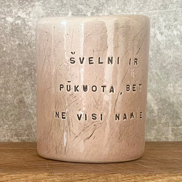 Ranku darbo puodelis su uzrasu