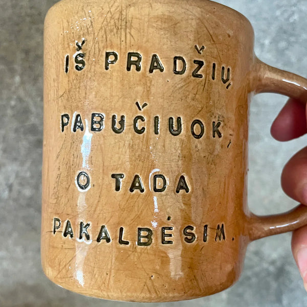 Ranku darbo puodelis su uzrasu