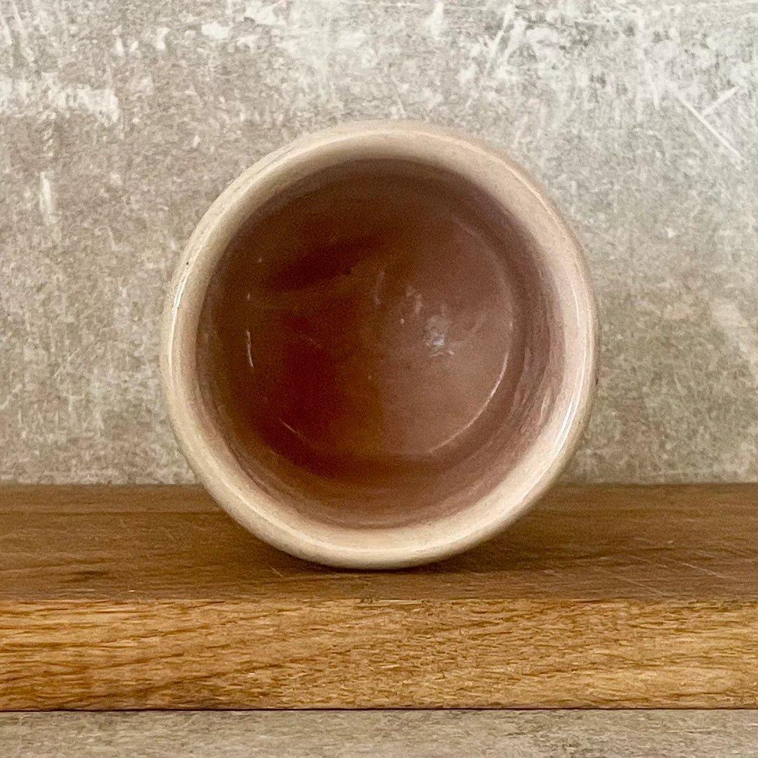 Ranku darbo puodelis su uzrasu