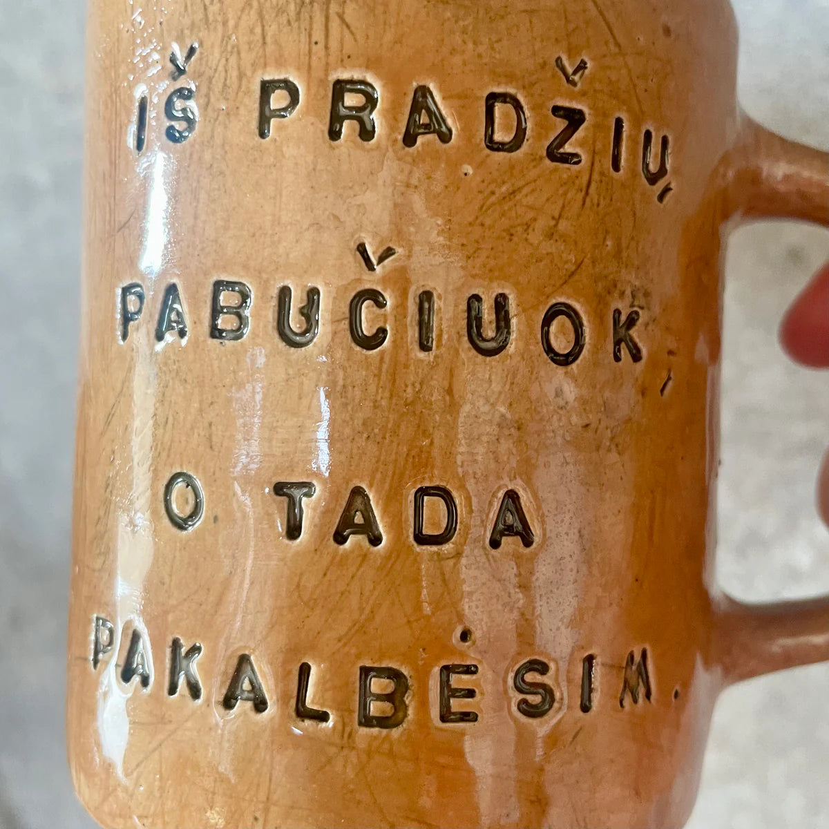 Ranku darbo puodelis su uzrasu