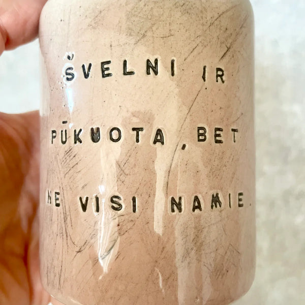 Ranku darbo puodelis su uzrasu