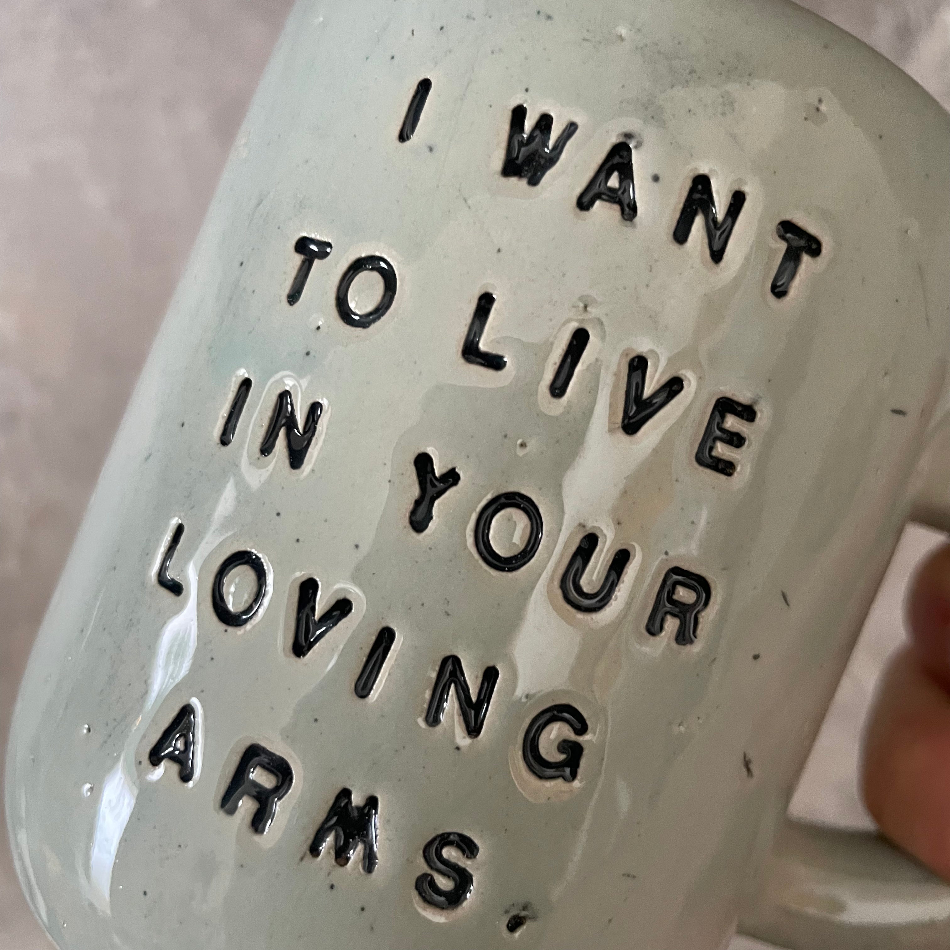 Puodelis su užrašu apie meilę