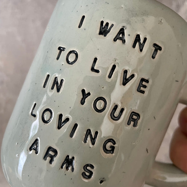 Puodelis su užrašu apie meilę