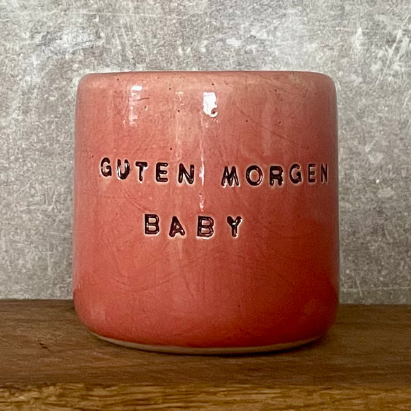 Rožinis puodelis be rankenos su vokišku užrašu