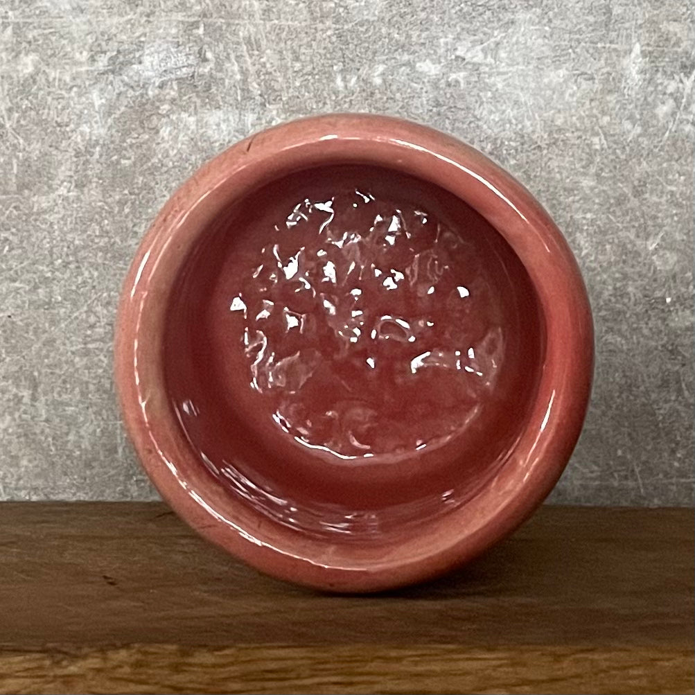 Rožinis puodelis be rankenos su vokišku užrašu