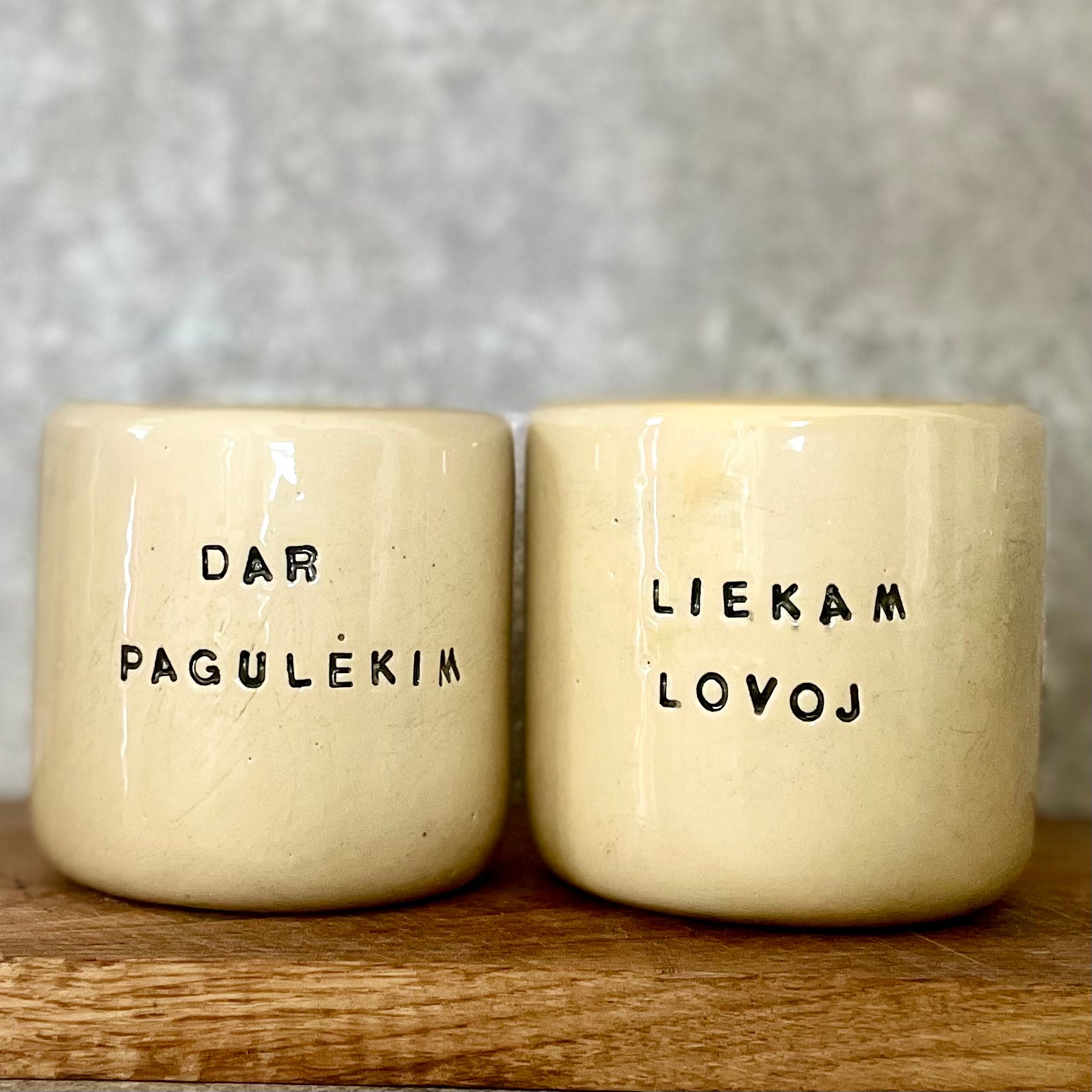 Gelsvas puodelis be rankenos DAR PAGULĖKIM