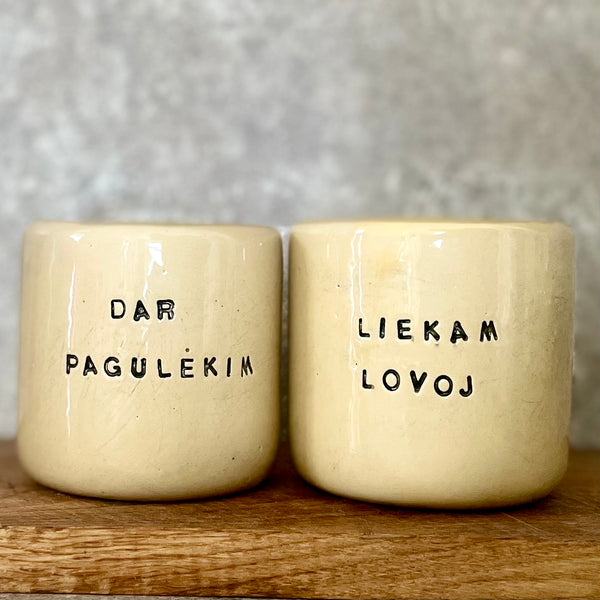 Gelsvas puodelis be rankenos DAR PAGULĖKIM