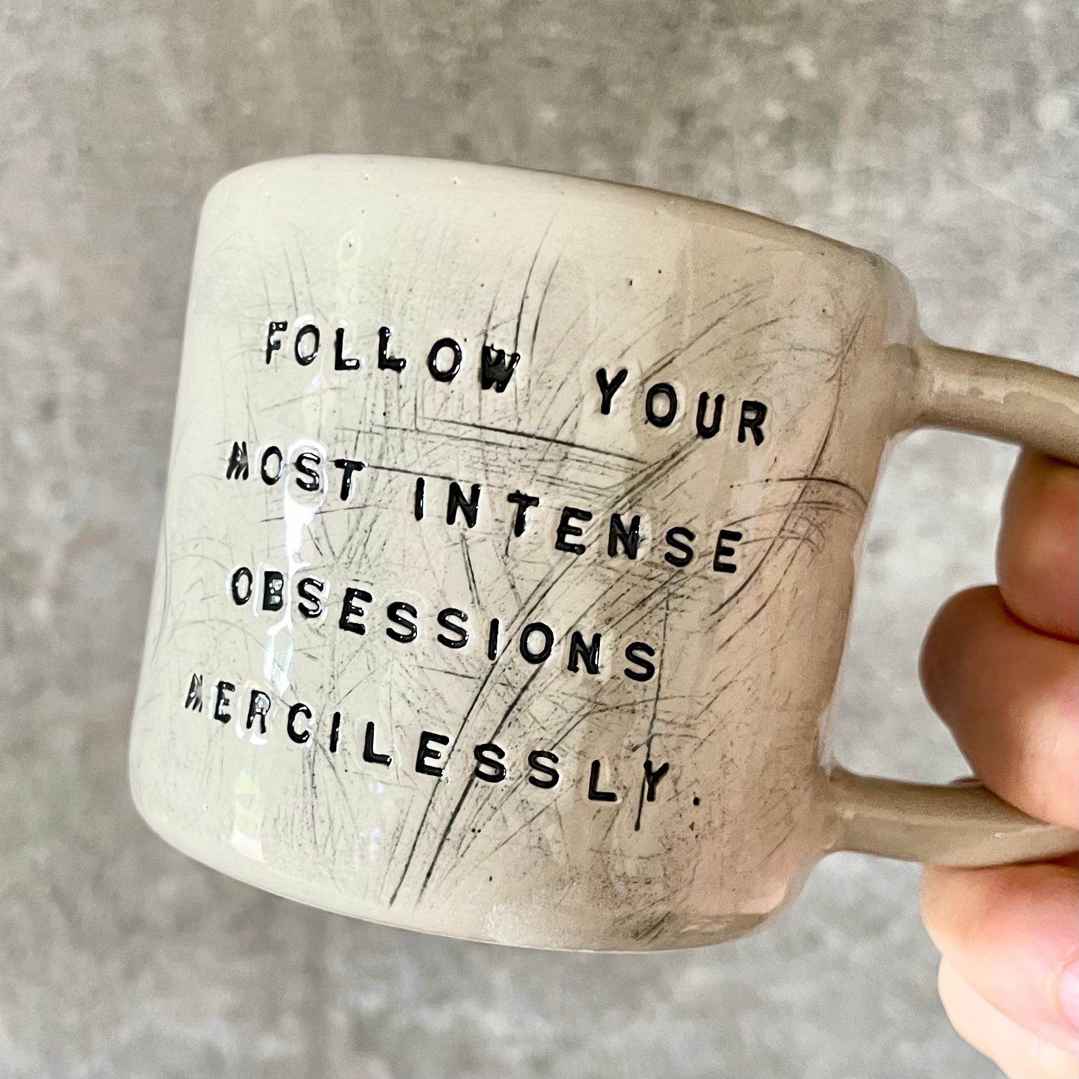 Keramikinis puodelis su Kafkos citata