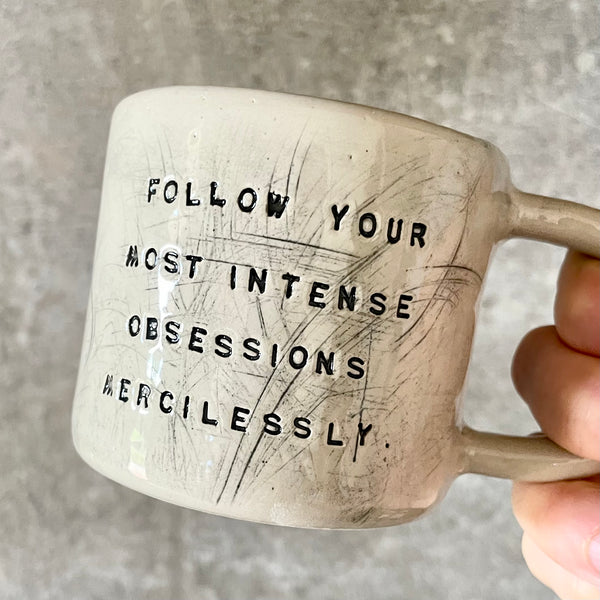 Keramikinis puodelis su Kafkos citata