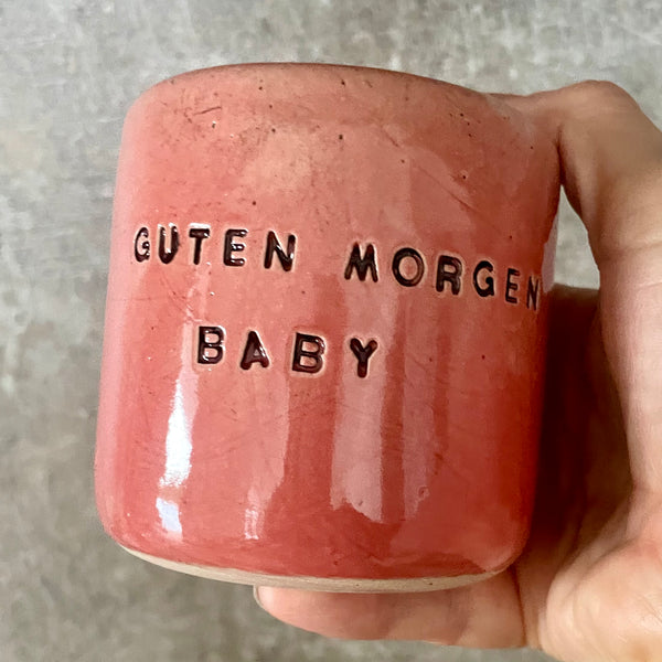 Rožinis puodelis be rankenos su vokišku užrašu