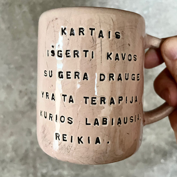 Ceramic mug with text about friendship