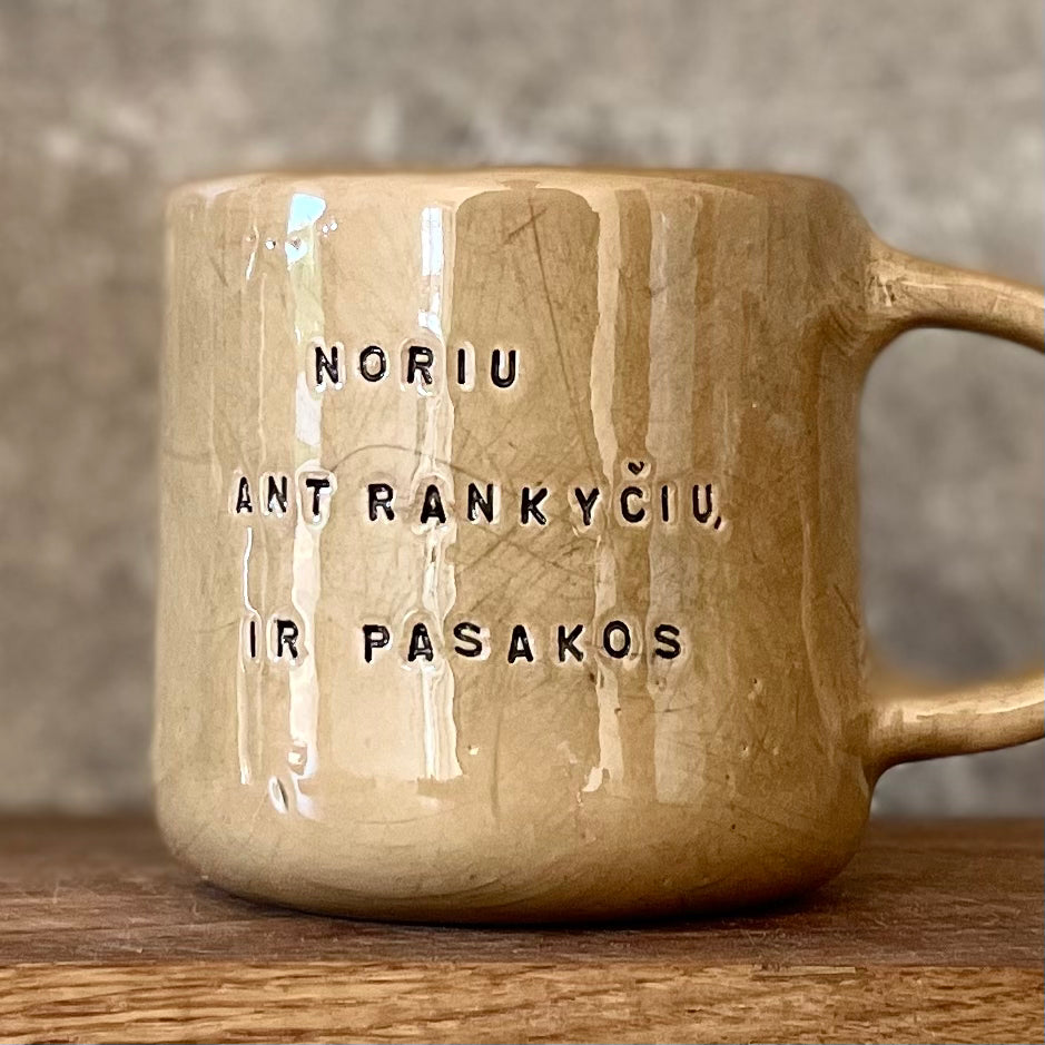 Saldus rankų darbo puodelis | Red Tuxedo Ceramics