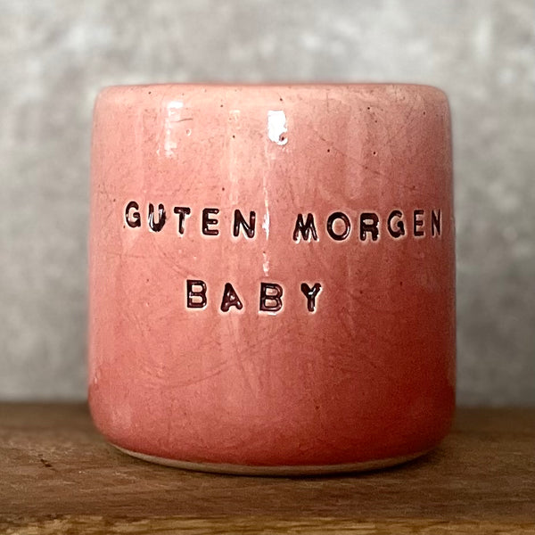 Rožinis puodelis be rankenos su vokišku užrašu