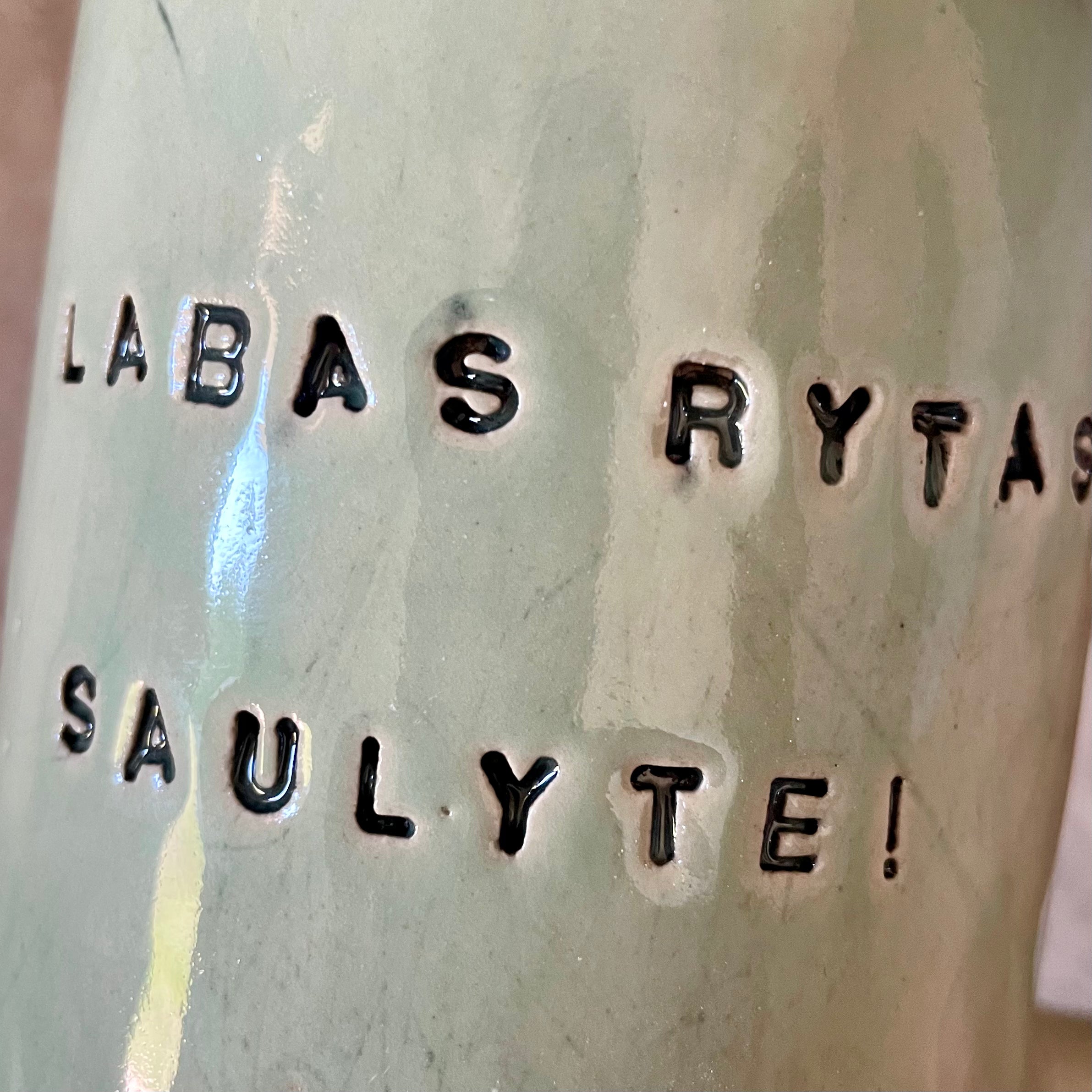 Ceramic mug with words in Lithuanian LABAS RYTAS, SAULYTE!