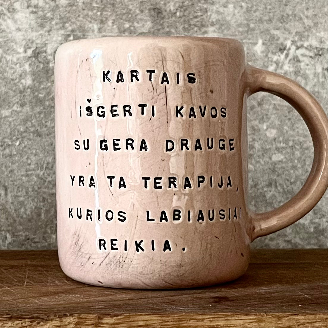 Keramikinis puodelis su citata apie draugystę