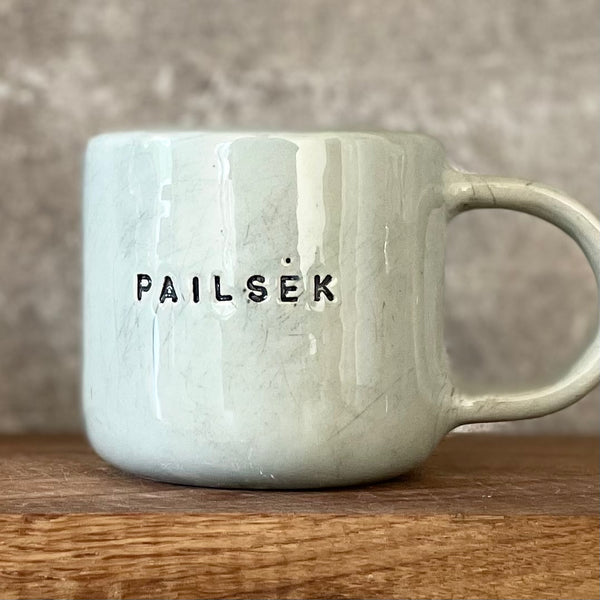 Rankų darbo puodelis Pailsėk | Red Tuxedo Ceramics