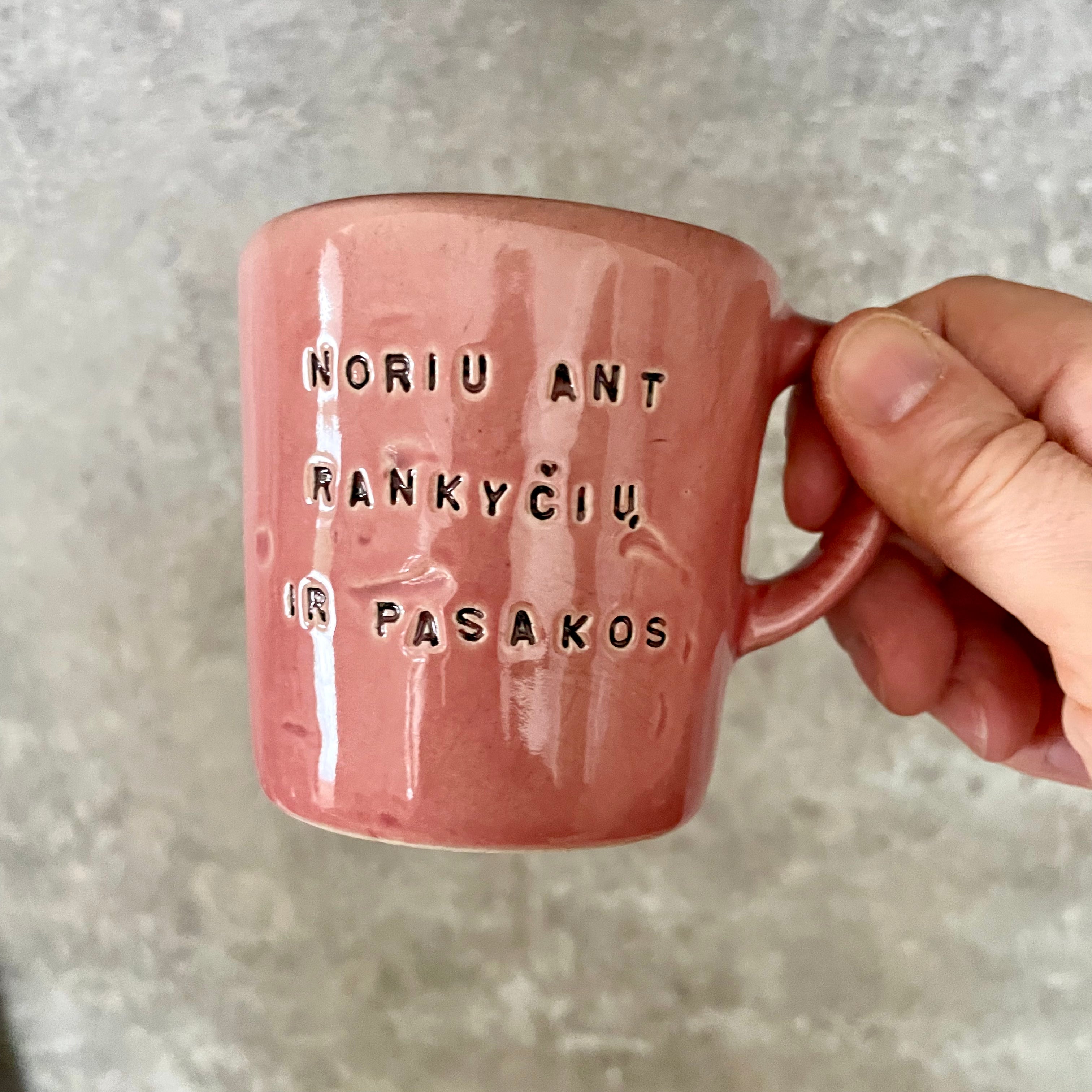 Tamsiai rožinis puodelis su mielu užrašu