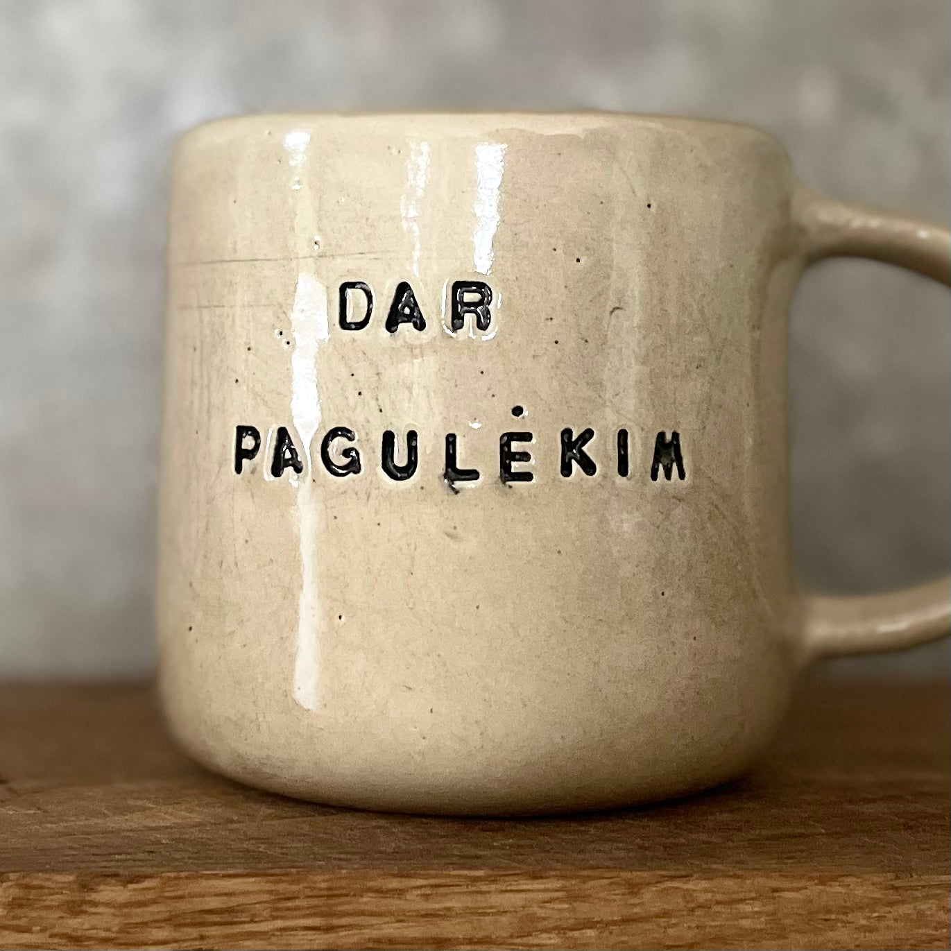 Rusvas puodelis DAR PAGULĖKIM