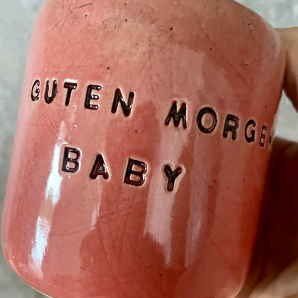 Rožinis puodelis be rankenos su vokišku užrašu