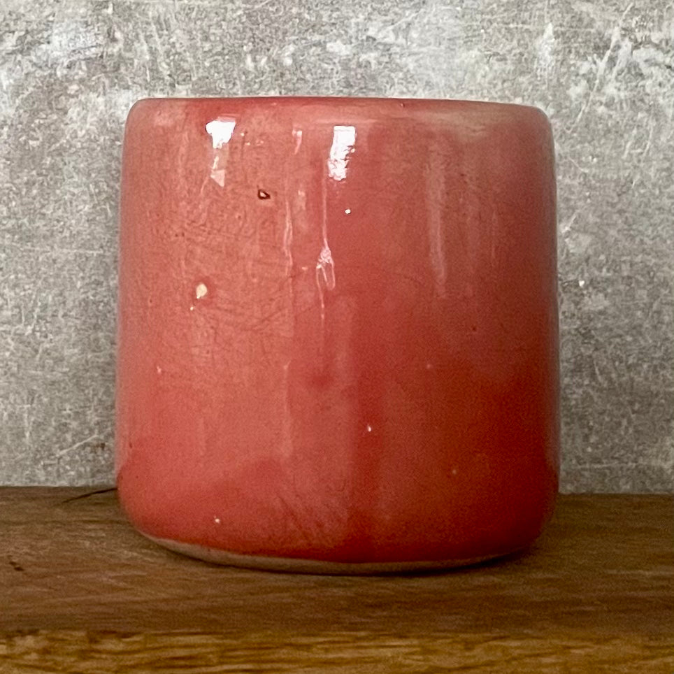 Rožinis puodelis be rankenos su vokišku užrašu