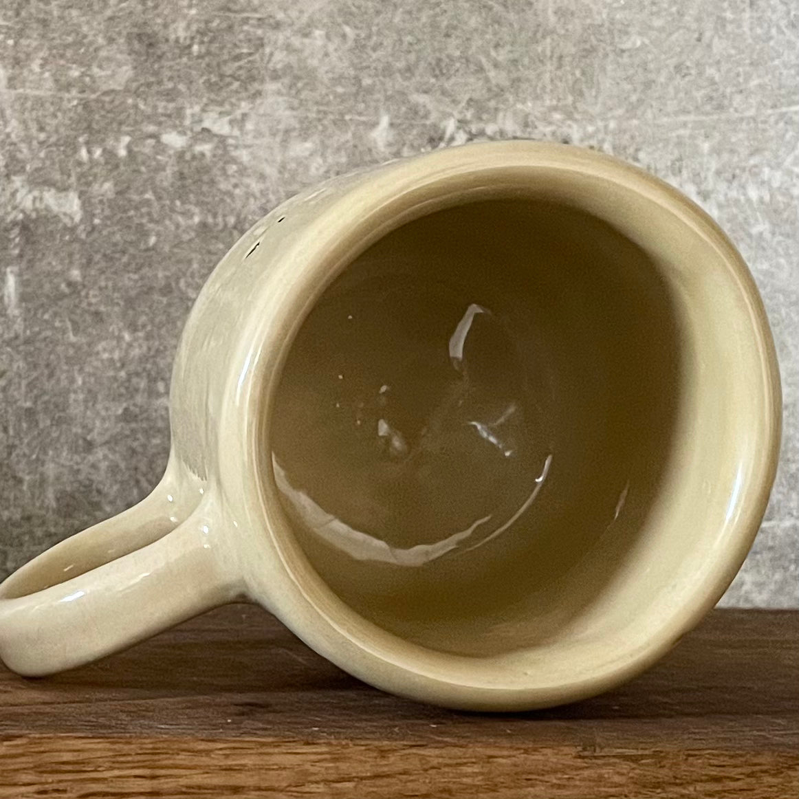 Ceramic mug with word POILSIS