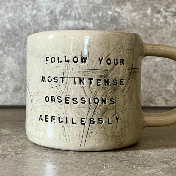 Keramikinis puodelis su Kafkos citata