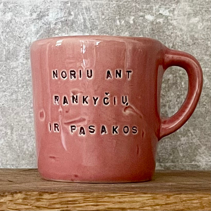 Tamsiai rožinis puodelis su mielu užrašu