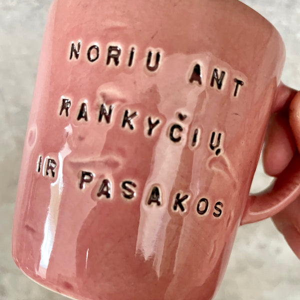 Tamsiai rožinis puodelis su mielu užrašu