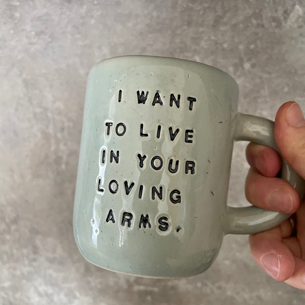 Puodelis su užrašu apie meilę